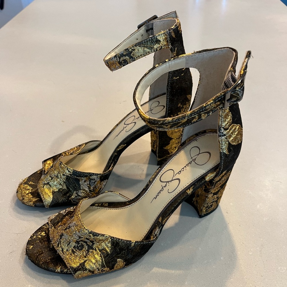 jessica simpson black and gold floral embroidered block heels